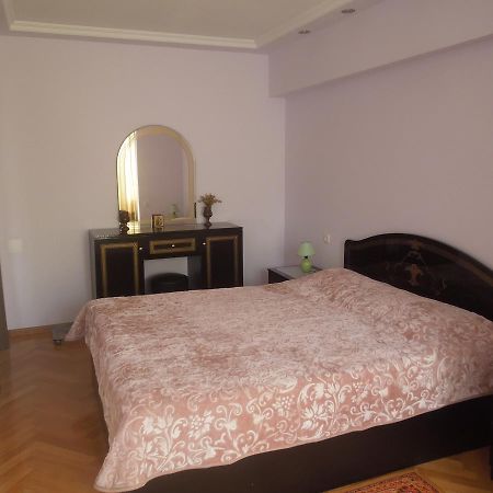 Nellie'S Apartment Batumi Bagian luar foto
