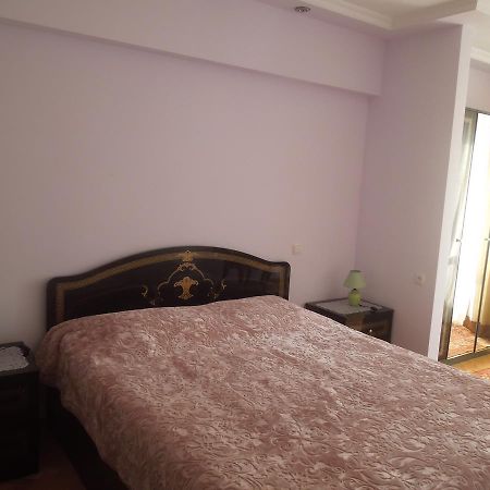 Nellie'S Apartment Batumi Bagian luar foto