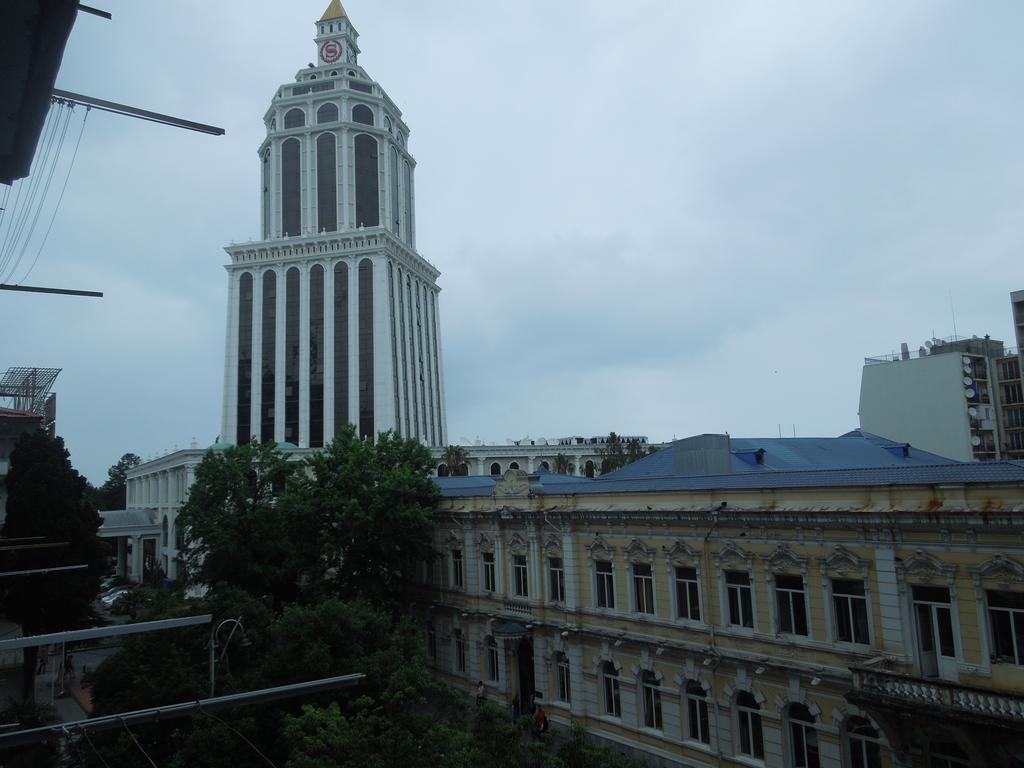 Nellie'S Apartment Batumi Bagian luar foto