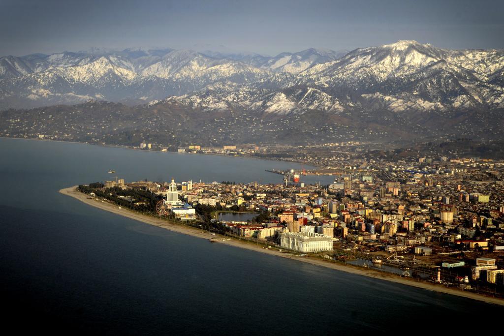 Nellie'S Apartment Batumi Bagian luar foto