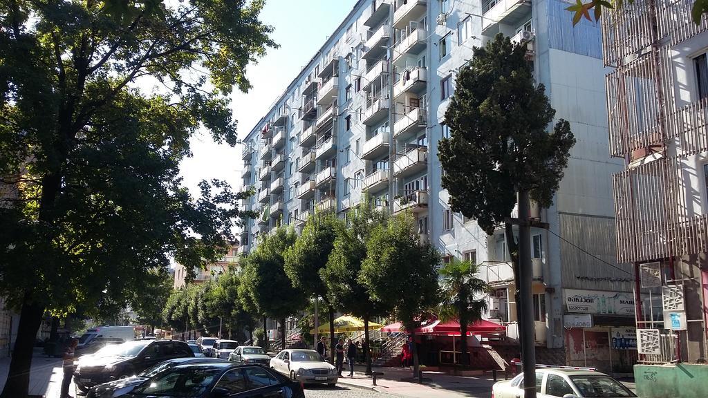 Nellie'S Apartment Batumi Bagian luar foto