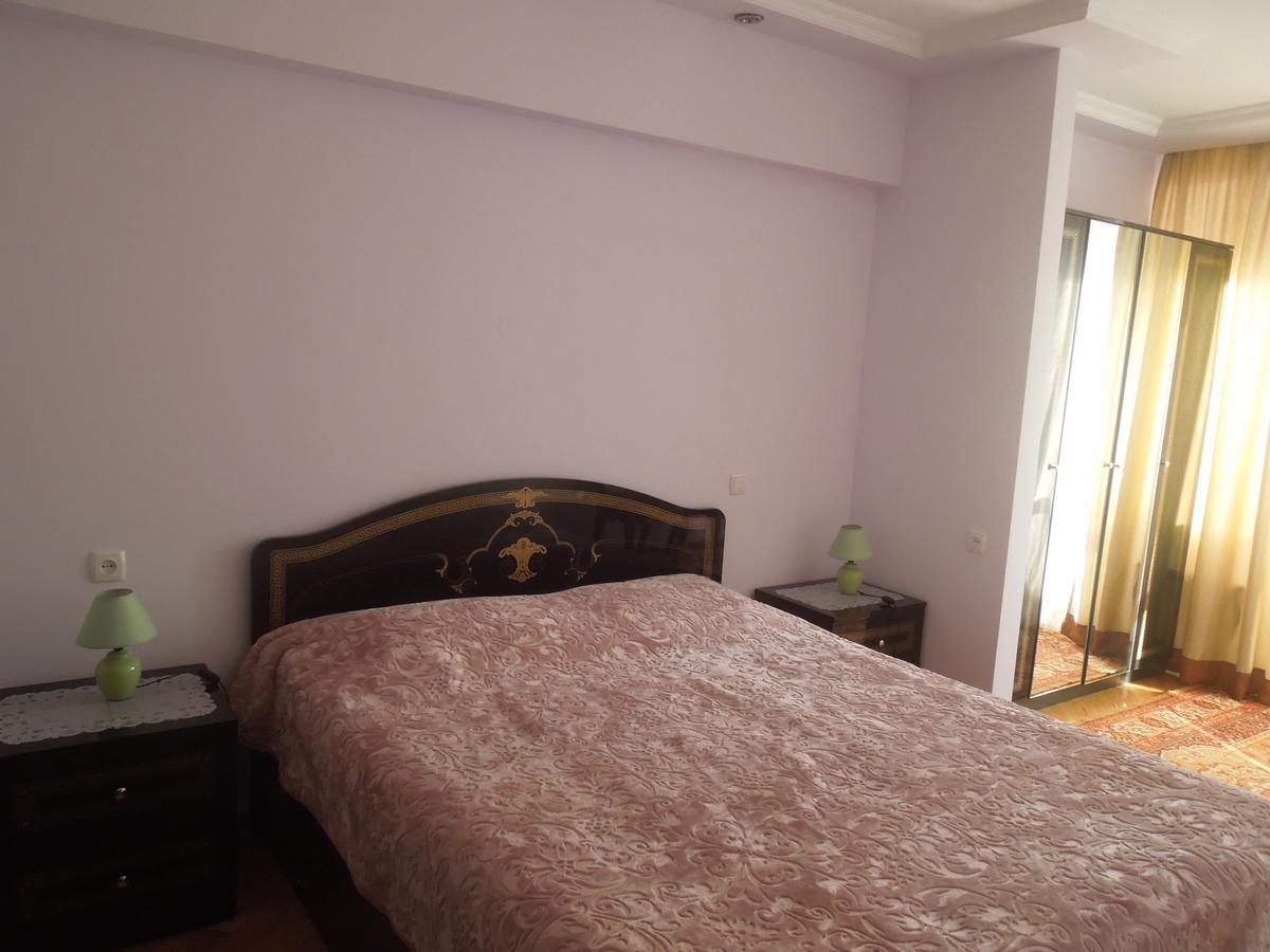 Nellie'S Apartment Batumi Bagian luar foto