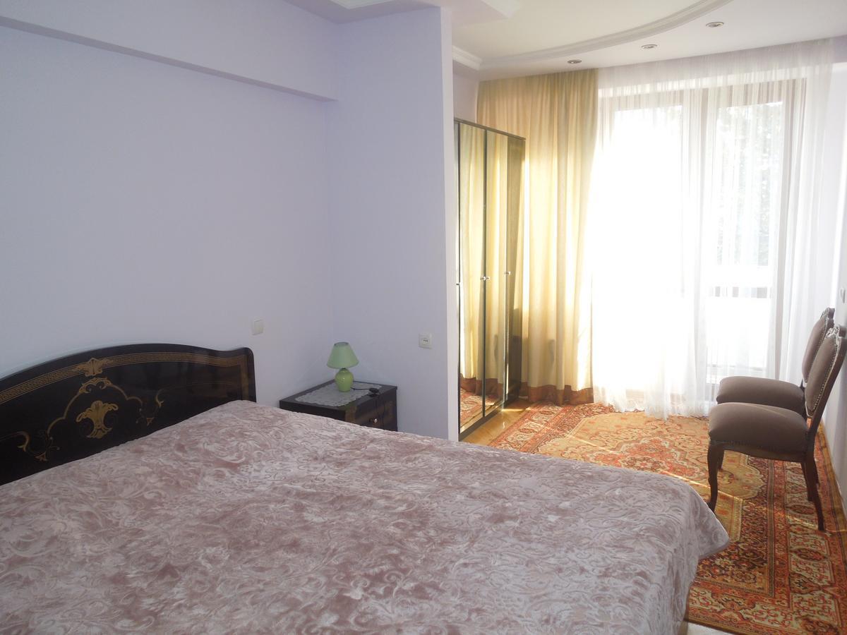 Nellie'S Apartment Batumi Bagian luar foto