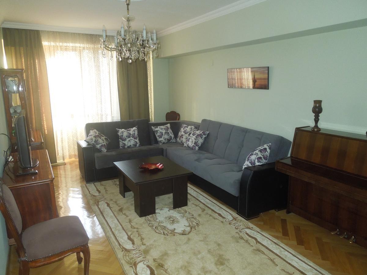 Nellie'S Apartment Batumi Bagian luar foto